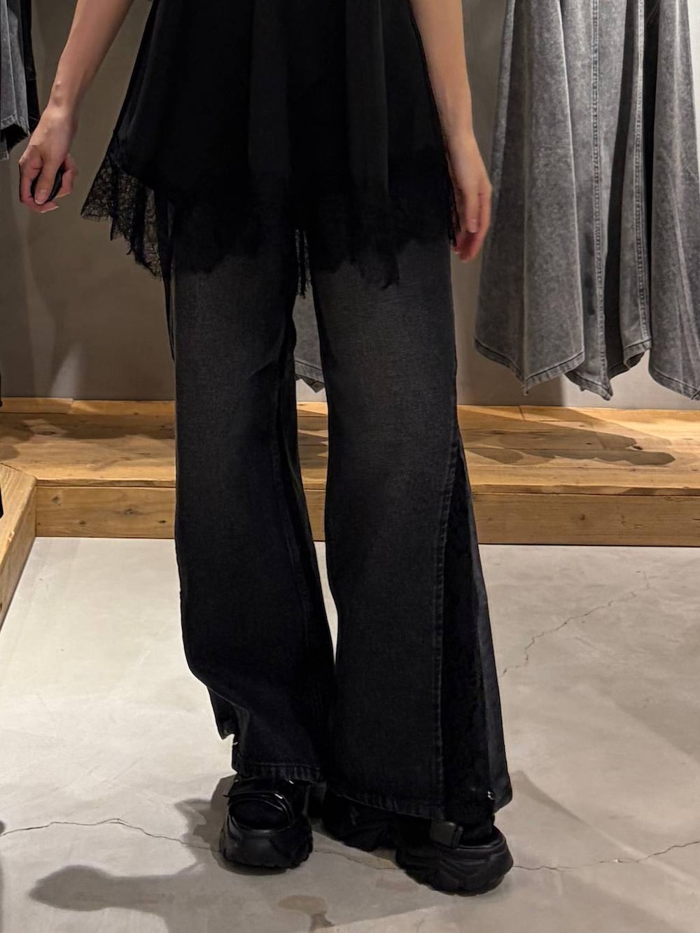 ブラック系のキャミソール、ブラック系のデニムパンツ、ブラック系のサンダルを着用したレディースの夏コーディネートの5枚目の写真