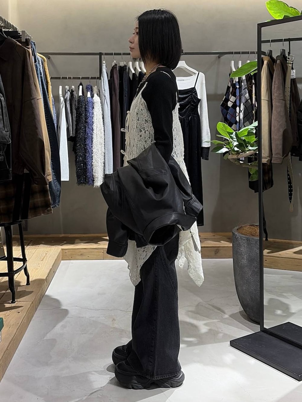 ブラック系のブーツ、ブラック系のデニムパンツ、ブラック系のブルゾンを着用したレディースの秋コーディネートの2枚目の写真