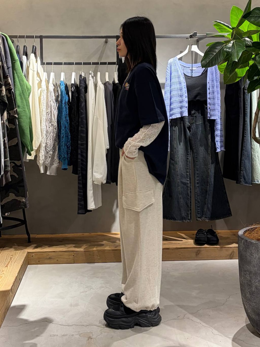 ブラック系のブーツ、ホワイト系のTシャツ/カットソー、ベージュ系のその他パンツを着用したレディースの春コーディネートの2枚目の写真