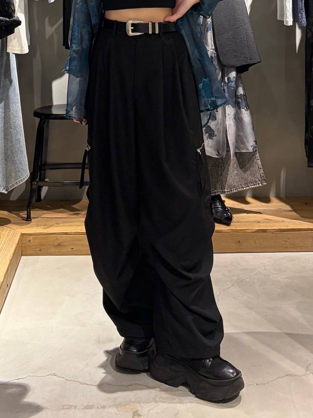 ブラック系のカーゴパンツ、ブルー系のシャツ/ブラウス、ブラック系のキャミソールを着用したレディースの夏コーディネートの5枚目の写真