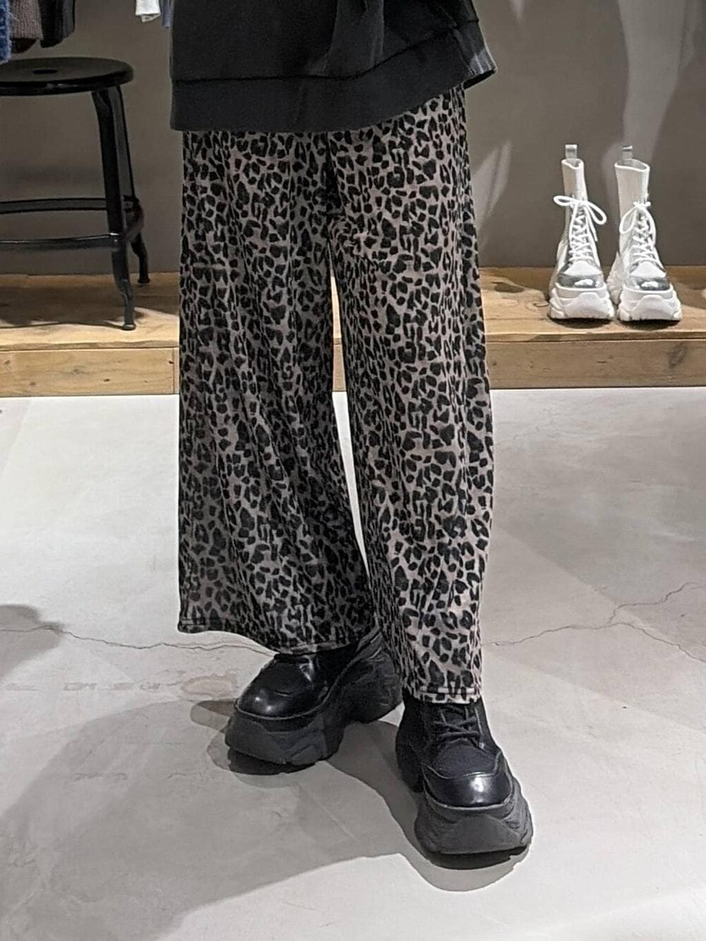 ブラック系のブーツ、グレー系のスウェット、ブラック系のショルダーバッグを着用したレディースの冬コーディネートの5枚目の写真