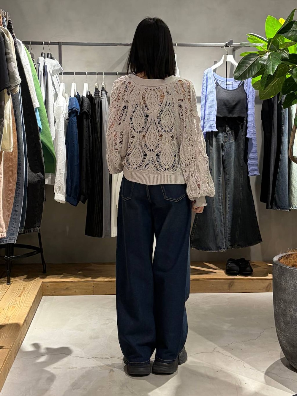 ブラック系のブーツ、ブラック系のキャミソール、ベージュ系のカーディガン/ボレロを着用したレディースの春コーディネートの3枚目の写真