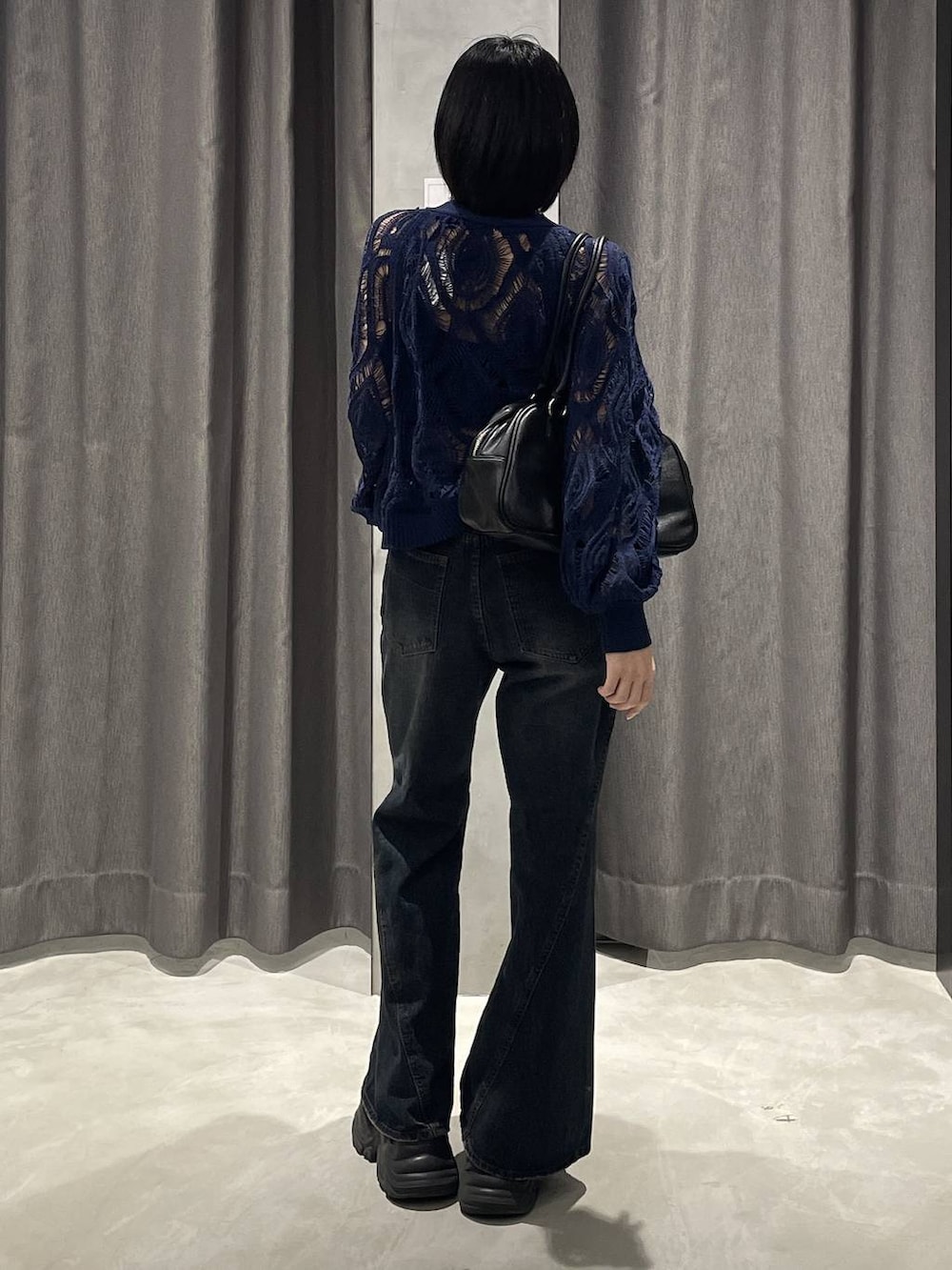 ブラック系のブーツ、ブラック系のキャミソール、ブルー系のカーディガン/ボレロを着用したレディースの秋コーディネートの3枚目の写真