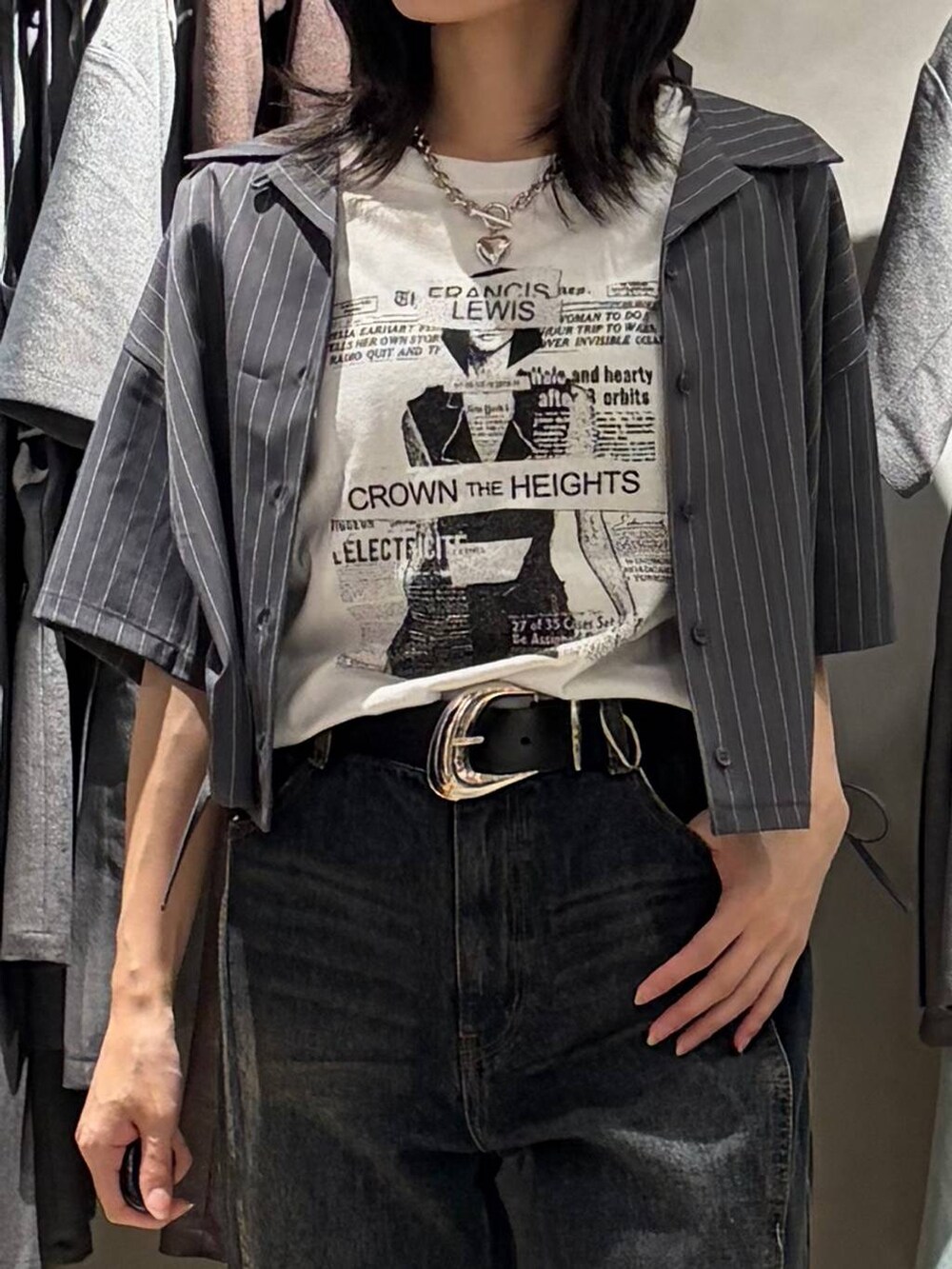 ホワイト系のTシャツ/カットソー、ブルー系のデニムパンツ、ブラック系のサンダルを着用したレディースの夏コーディネートの4枚目の写真