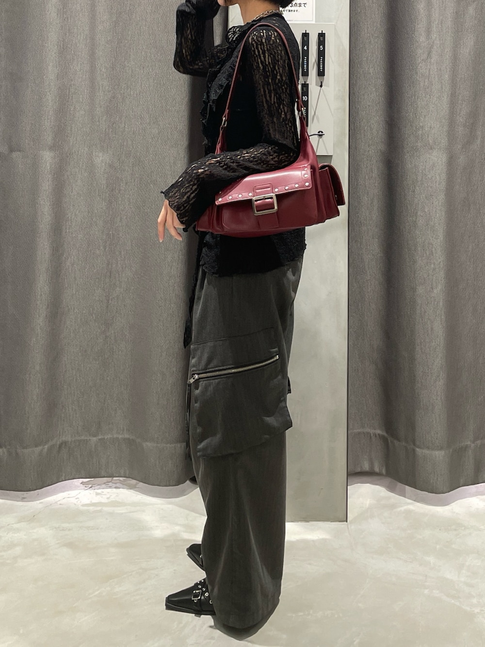 ブラック系のシャツ/ブラウス、グレー系のカーゴパンツ、ブラック系のパンプスを着用したレディースの夏コーディネートの2枚目の写真