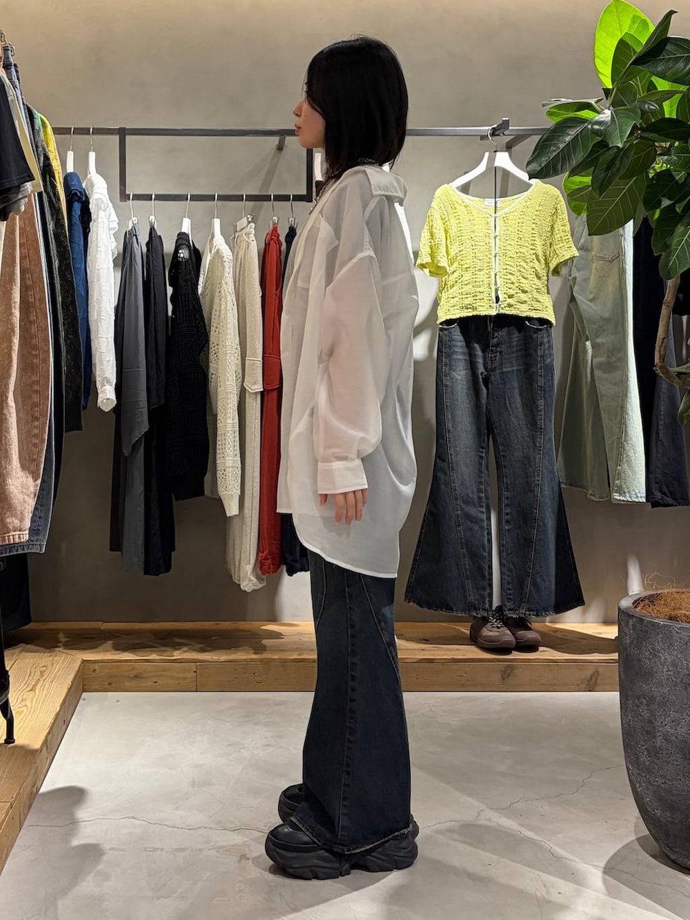 ブルー系のデニムパンツ、ホワイト系のシャツ/ブラウス、グレー系のTシャツ/カットソーを着用したレディースの春コーディネートの2枚目の写真