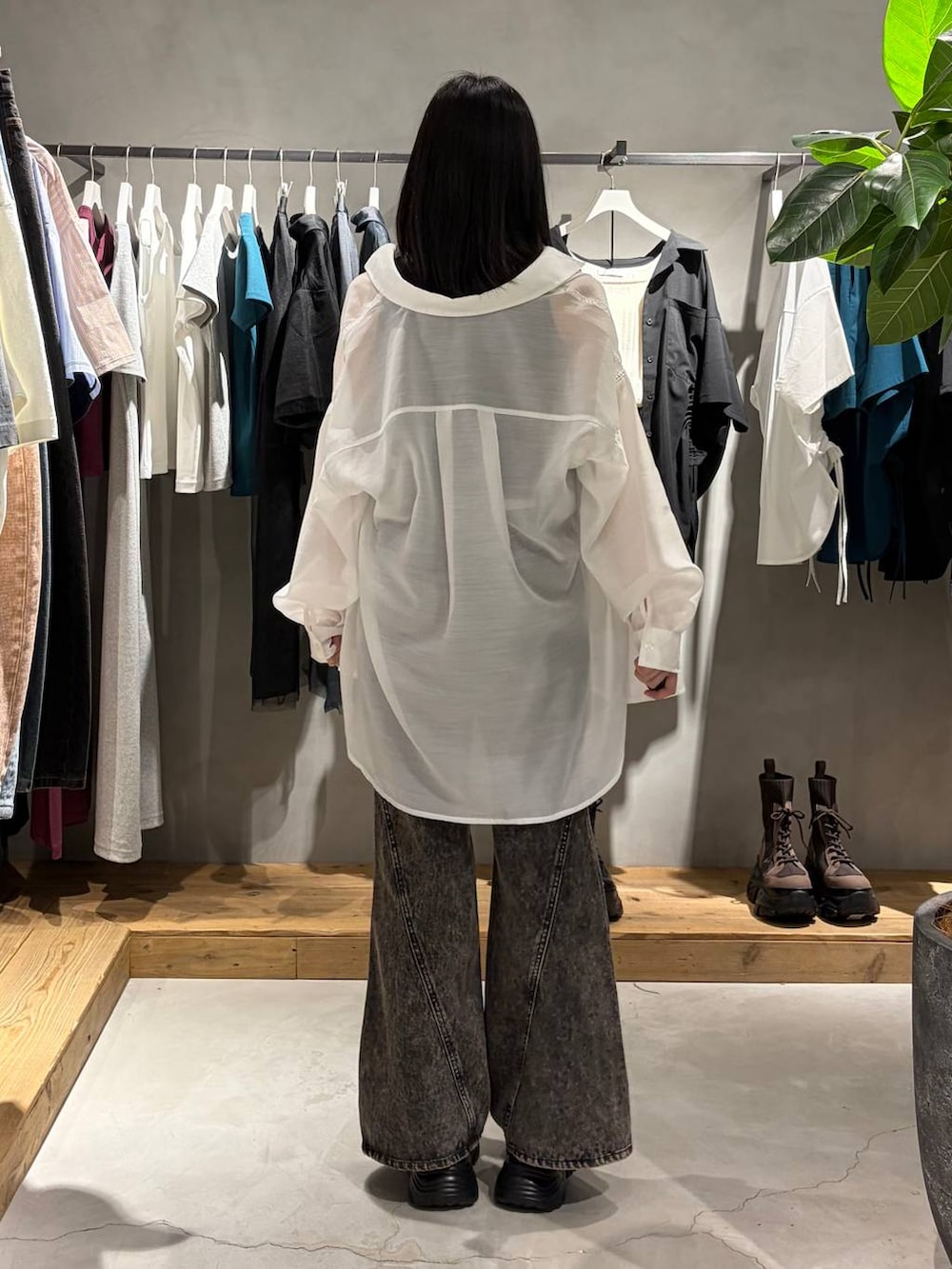 ブラック系のデニムパンツ、ブラック系のサンダル、ホワイト系のシャツ/ブラウスを着用したレディースの春コーディネートの3枚目の写真