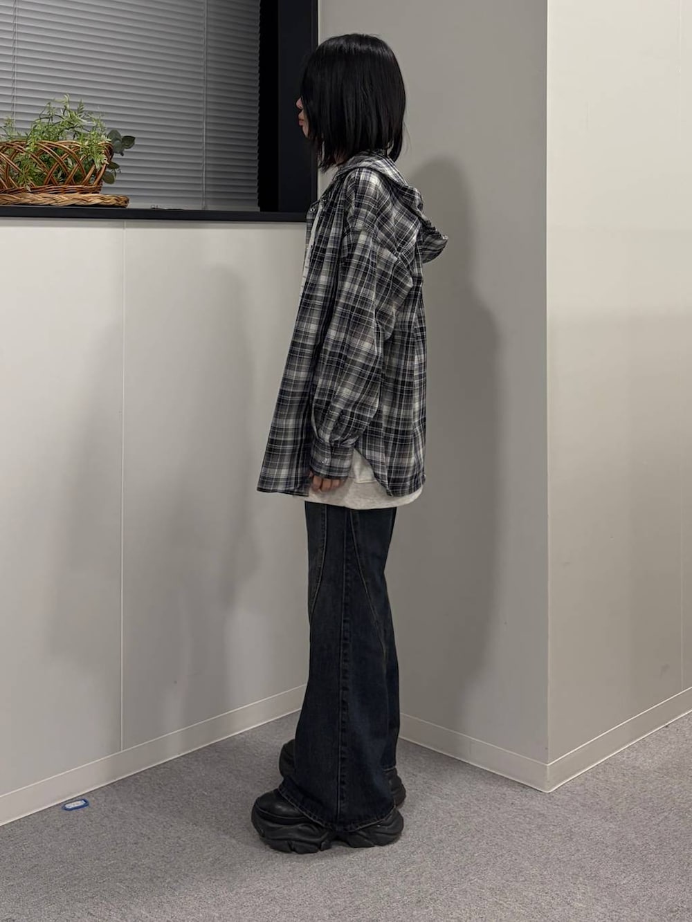 ブラック系のブーツ、ブルー系のデニムパンツ、ベージュ系のTシャツ/カットソーを着用したレディースの春コーディネートの2枚目の写真