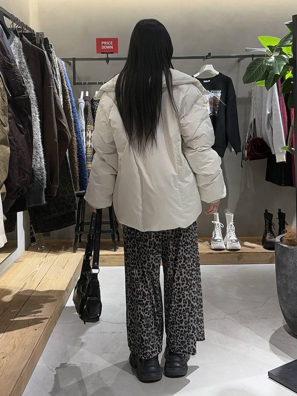 ブラック系のブーツ、ホワイト系のブルゾン、グレー系のスウェットを着用したレディースの冬コーディネートの3枚目の写真