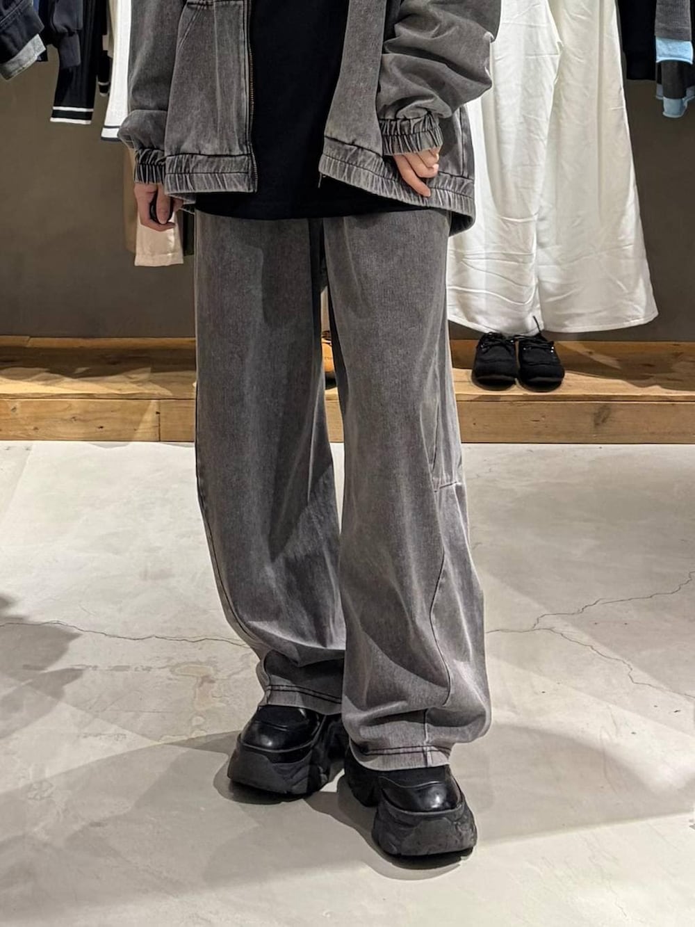 ブラック系のブーツ、ブラック系のデニムパンツ、ブラック系のパーカーを着用したレディースの春コーディネートの5枚目の写真