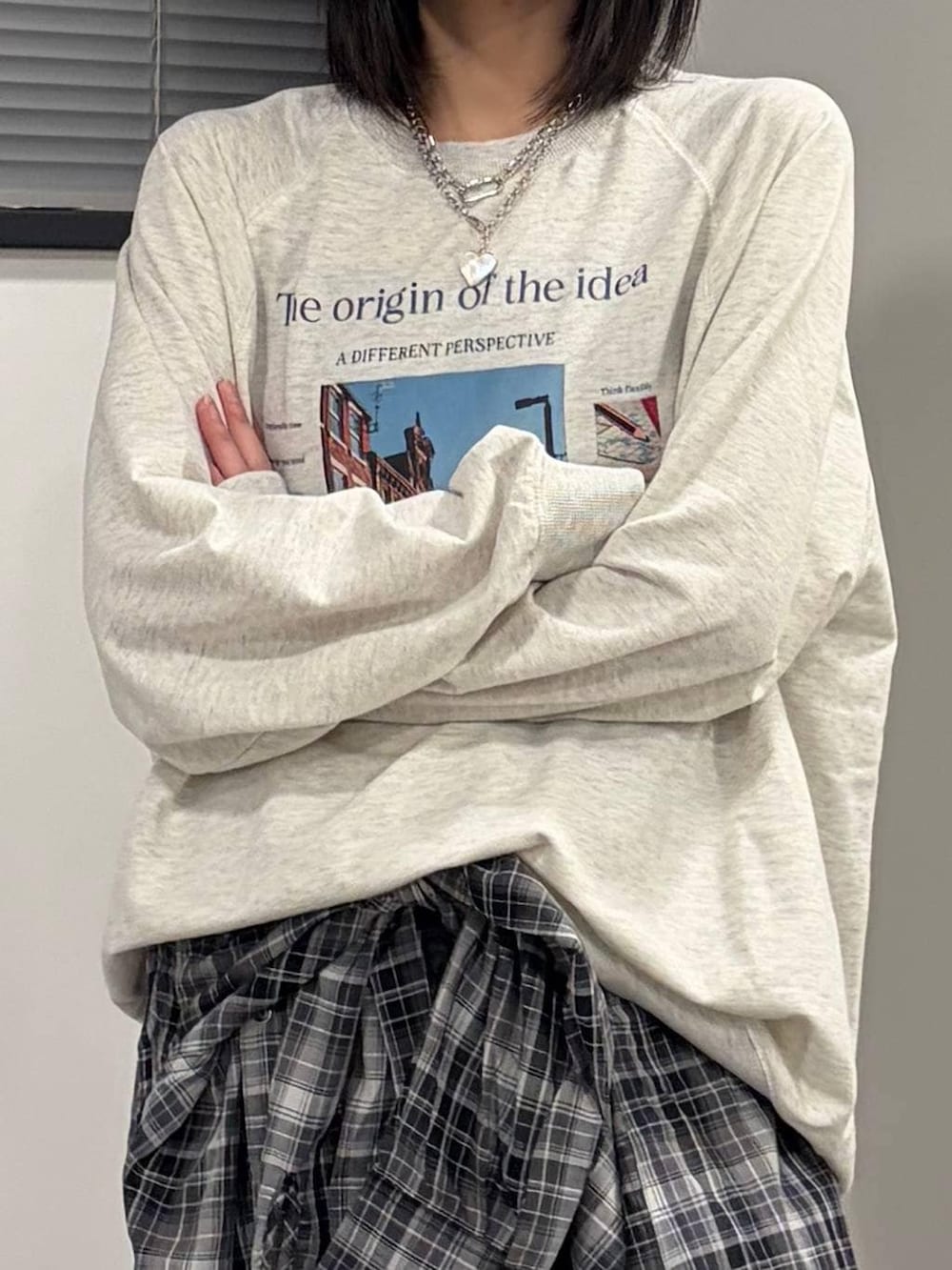 ブラック系のブーツ、ブルー系のデニムパンツ、ベージュ系のTシャツ/カットソーを着用したレディースの春コーディネートの4枚目の写真