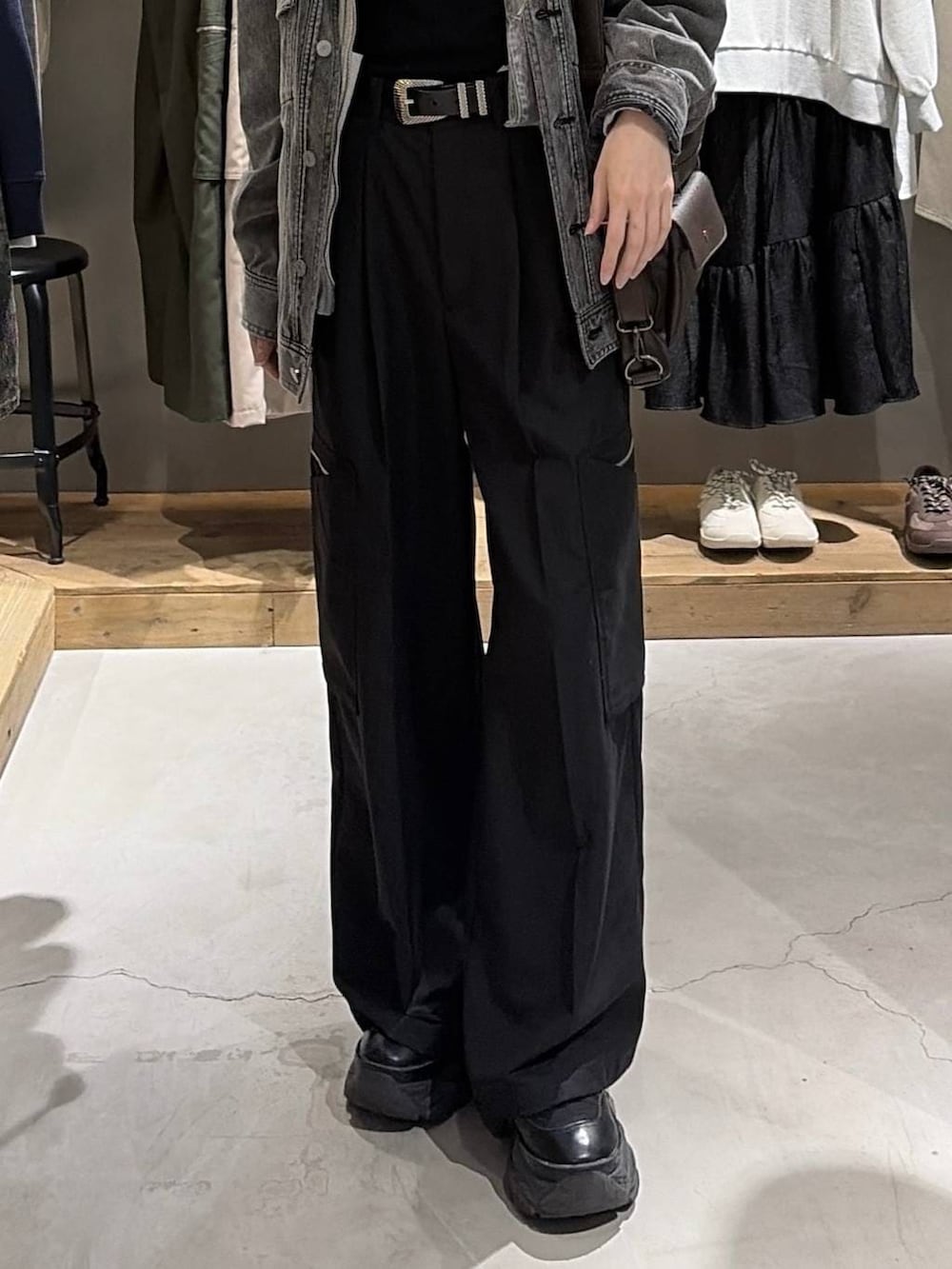 ブラック系のブルゾン、ブラック系のスラックス、ブラック系のニット/セーターを着用したレディースの冬コーディネートの5枚目の写真