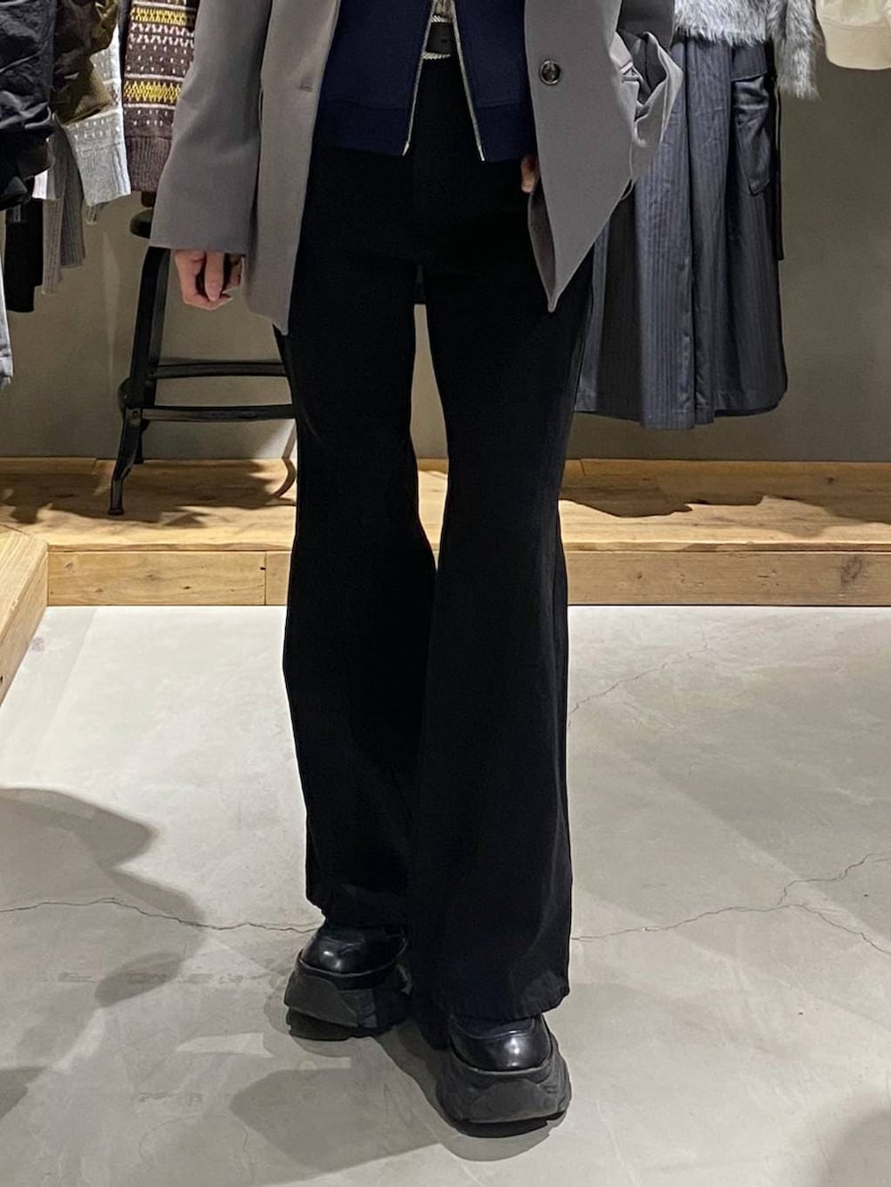 ブラック系のデニムパンツ、ホワイト系のTシャツ/カットソー、グレー系のテーラードジャケットを着用したレディースの冬コーディネートの5枚目の写真