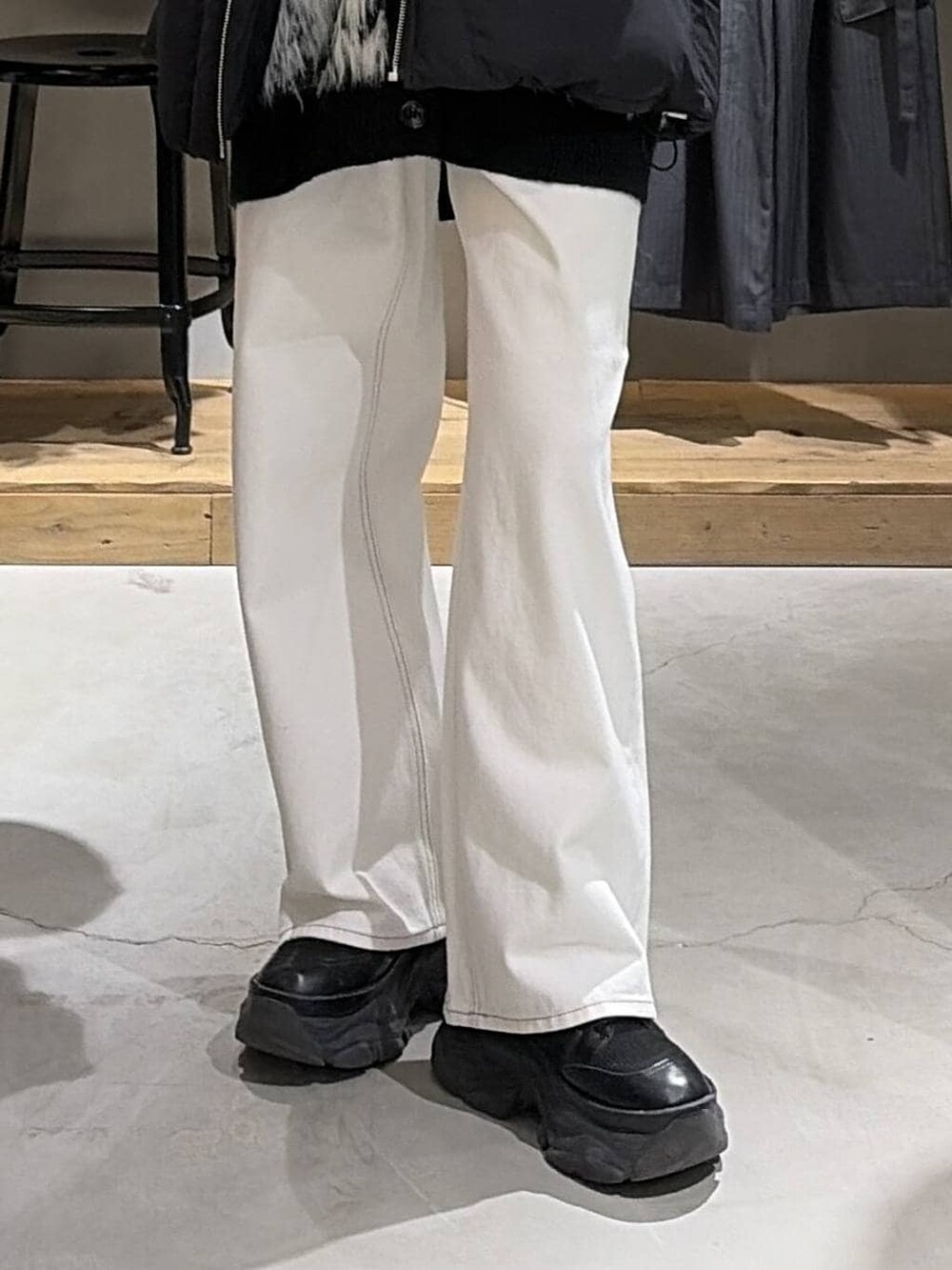 ブラック系のブルゾン、ブラック系のカーディガン/ボレロ、ブラック系のニット/セーターを着用したレディースの冬コーディネートの5枚目の写真