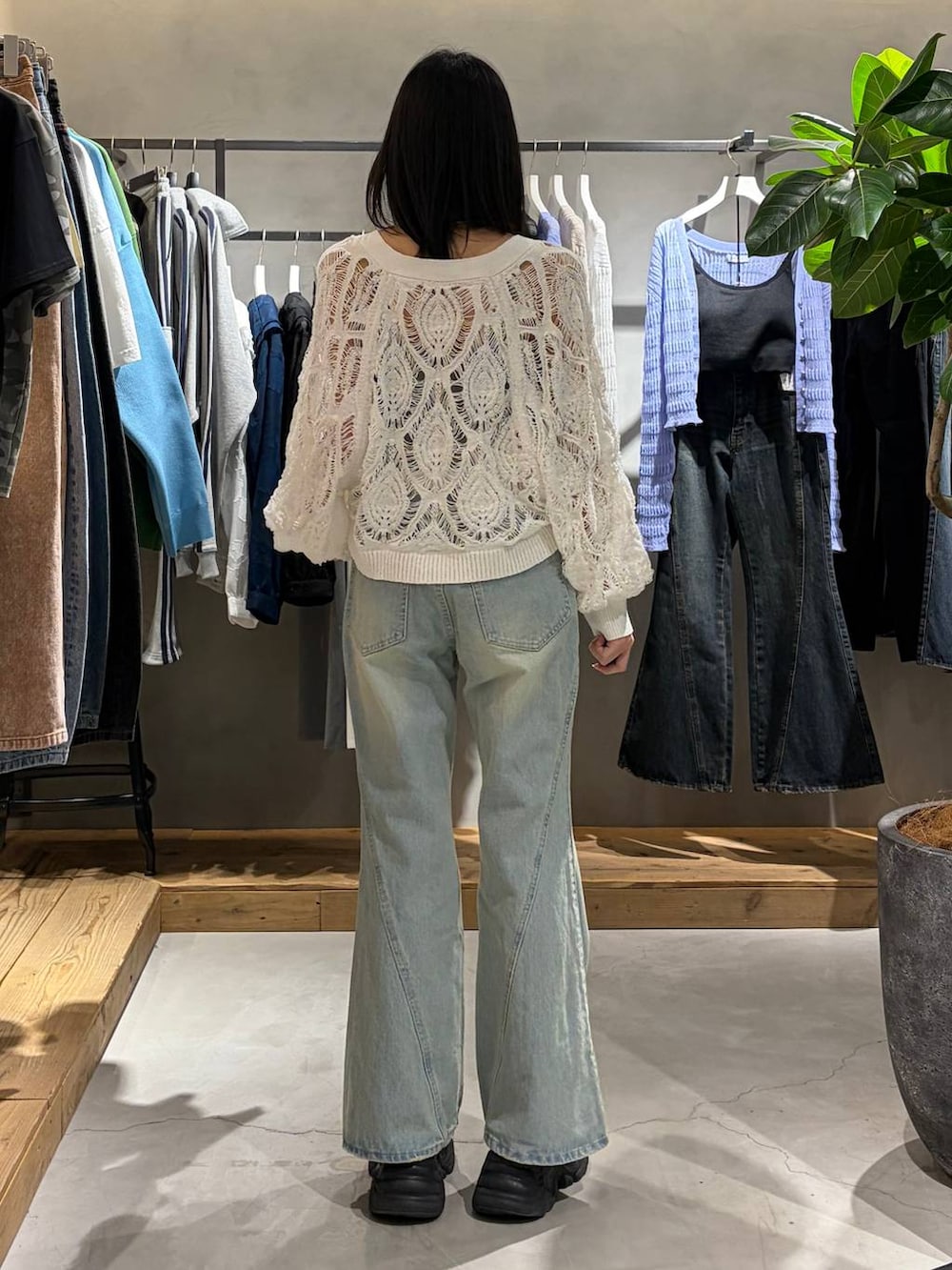 ブラック系のブーツ、グレー系のキャミソール、ホワイト系のカーディガン/ボレロを着用したレディースの春コーディネートの3枚目の写真