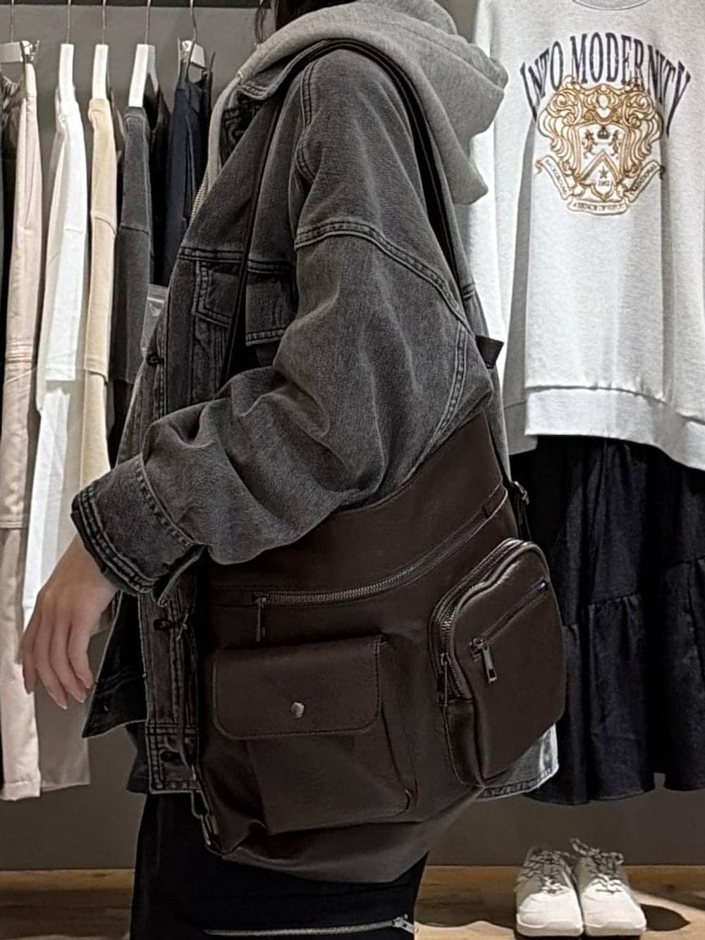 ブラック系のブルゾン、ブラック系のスラックス、ブラック系のニット/セーターを着用したレディースの冬コーディネートの6枚目の写真