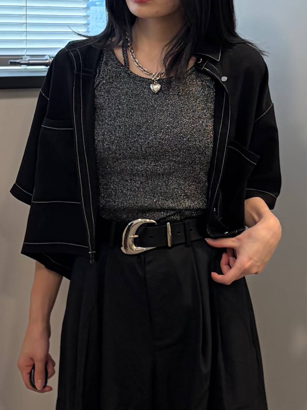 ブラック系のカーゴパンツ、ブラック系のシャツ/ブラウス、グレー系のタンクトップを着用したレディースの夏コーディネートの4枚目の写真