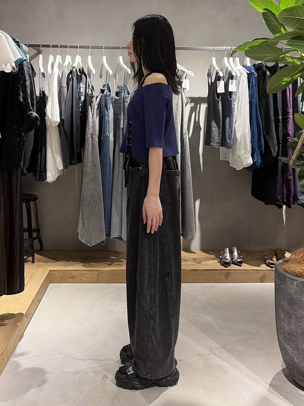 ブルー系のTシャツ/カットソー、ブラック系のデニムパンツ、ブラック系のサンダルを着用したレディースの夏コーディネートの2枚目の写真