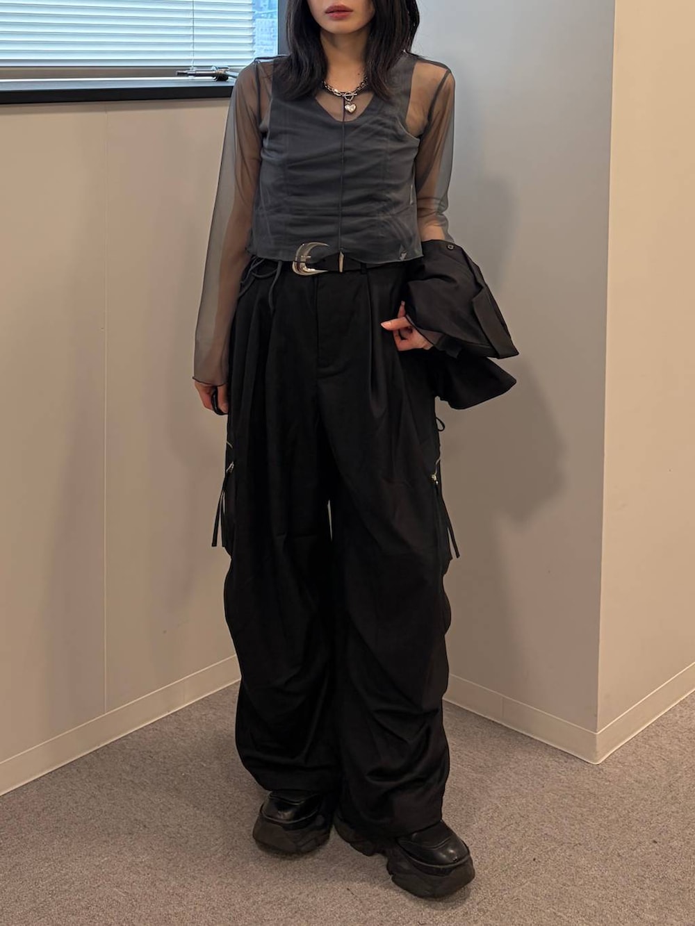 ブラック系のカーゴパンツ、グレー系のTシャツ/カットソー、ブラック系のシャツ/ブラウスを着用したレディースの夏コーディネートの6枚目の写真