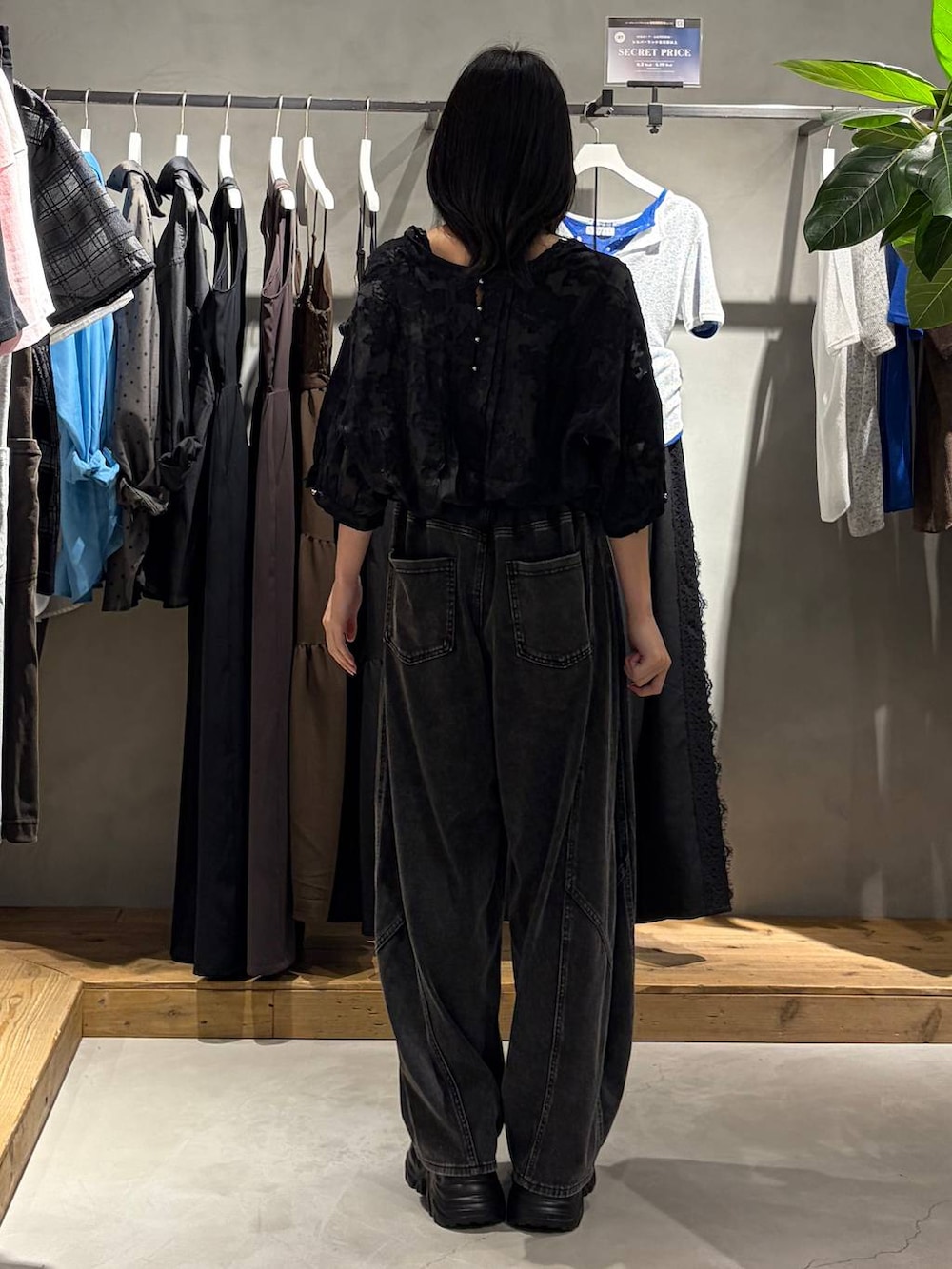 ブラック系のスニーカー、ブラック系のデニムパンツ、ブラック系のシャツ/ブラウスを着用したレディースの夏コーディネートの3枚目の写真