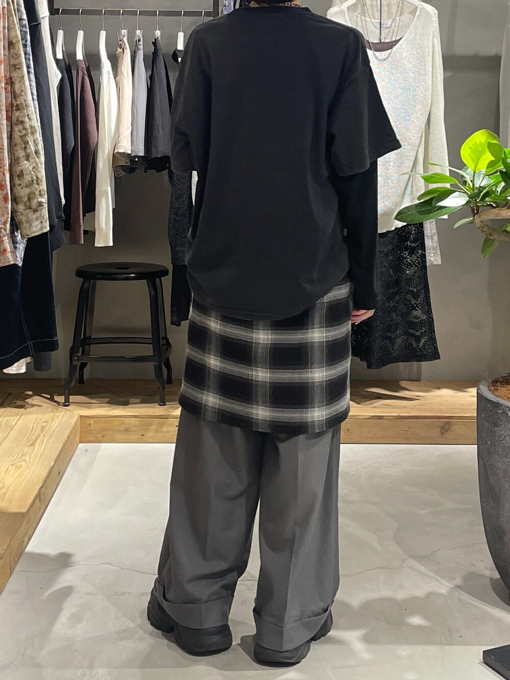 ブラック系のTシャツ/カットソー、ブラック系のシャツ/ブラウス、グレー系のスラックスを着用したレディースの夏コーディネートの3枚目の写真