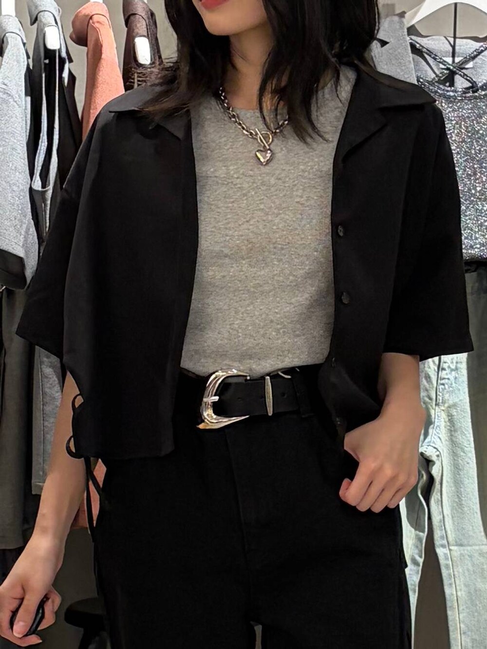 ブラック系のデニムパンツ、グレー系のTシャツ/カットソー、ブラック系のシャツ/ブラウスを着用したレディースの夏コーディネートの4枚目の写真