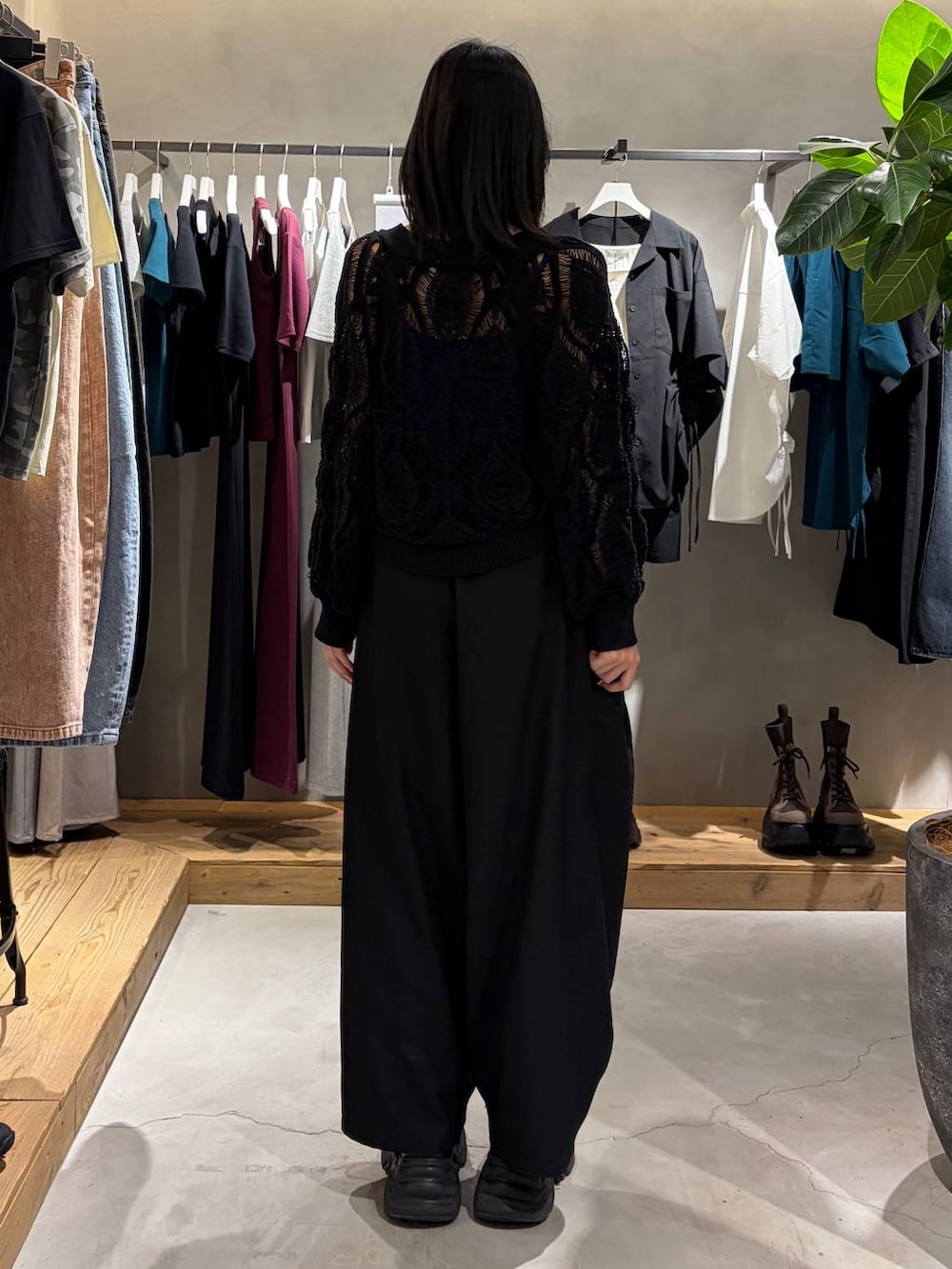 ブラック系のカーディガン/ボレロ、ブラック系のその他パンツ、ブラック系のベルトを着用したレディースの春コーディネートの3枚目の写真