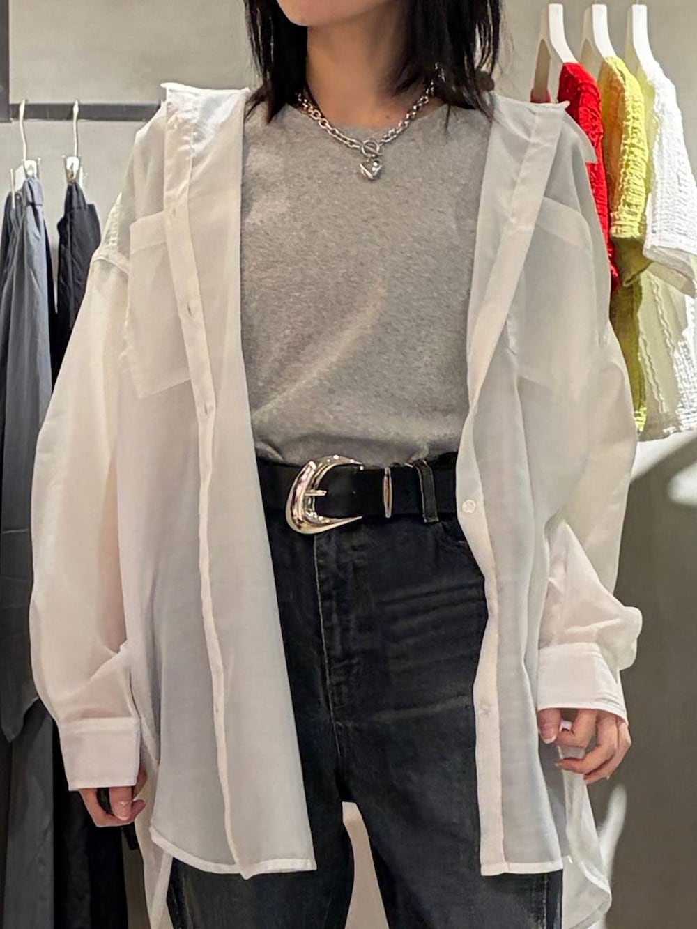 ブルー系のデニムパンツ、ホワイト系のシャツ/ブラウス、グレー系のTシャツ/カットソーを着用したレディースの春コーディネートの4枚目の写真