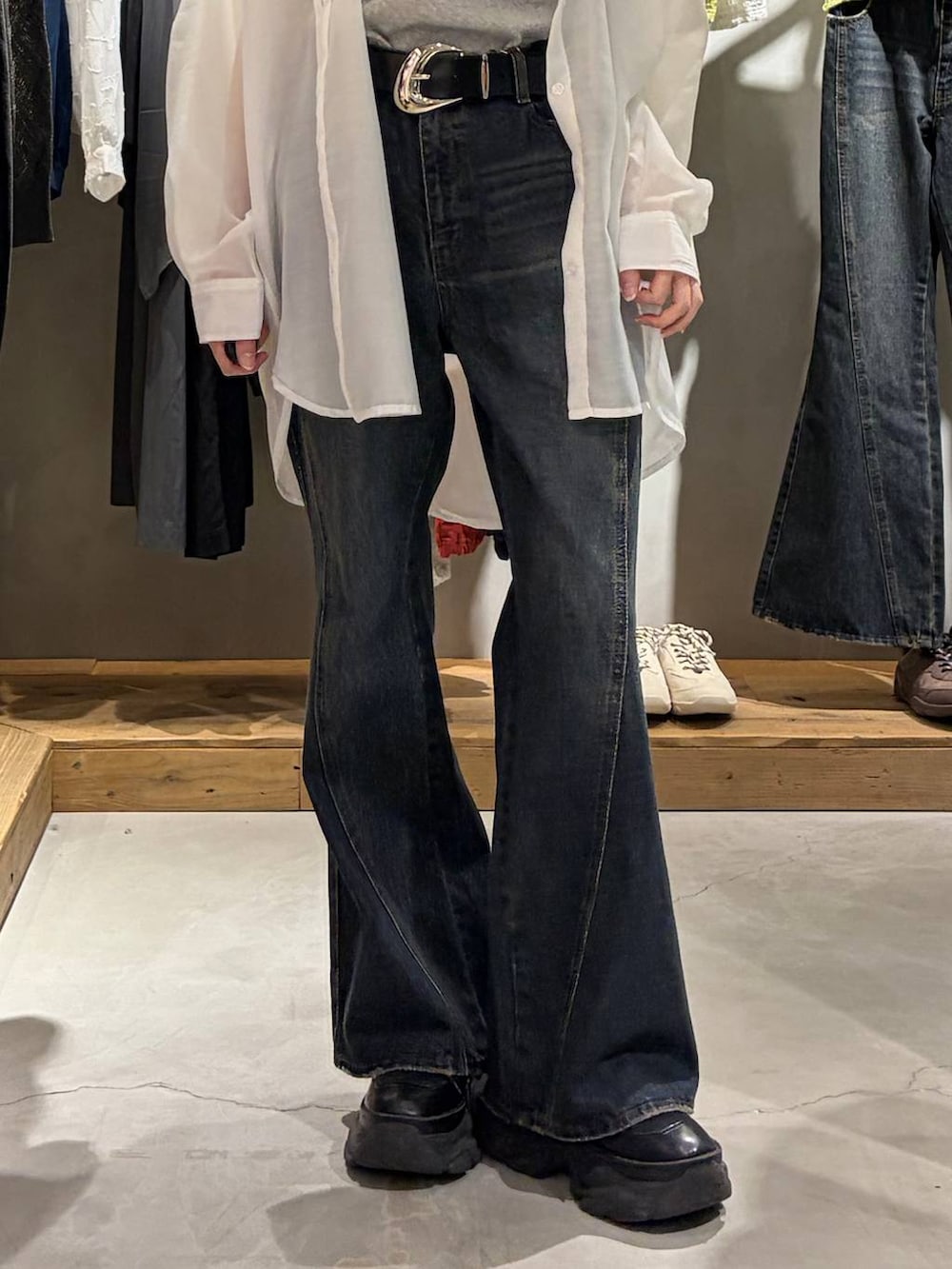 ブルー系のデニムパンツ、ホワイト系のシャツ/ブラウス、グレー系のTシャツ/カットソーを着用したレディースの春コーディネートの5枚目の写真
