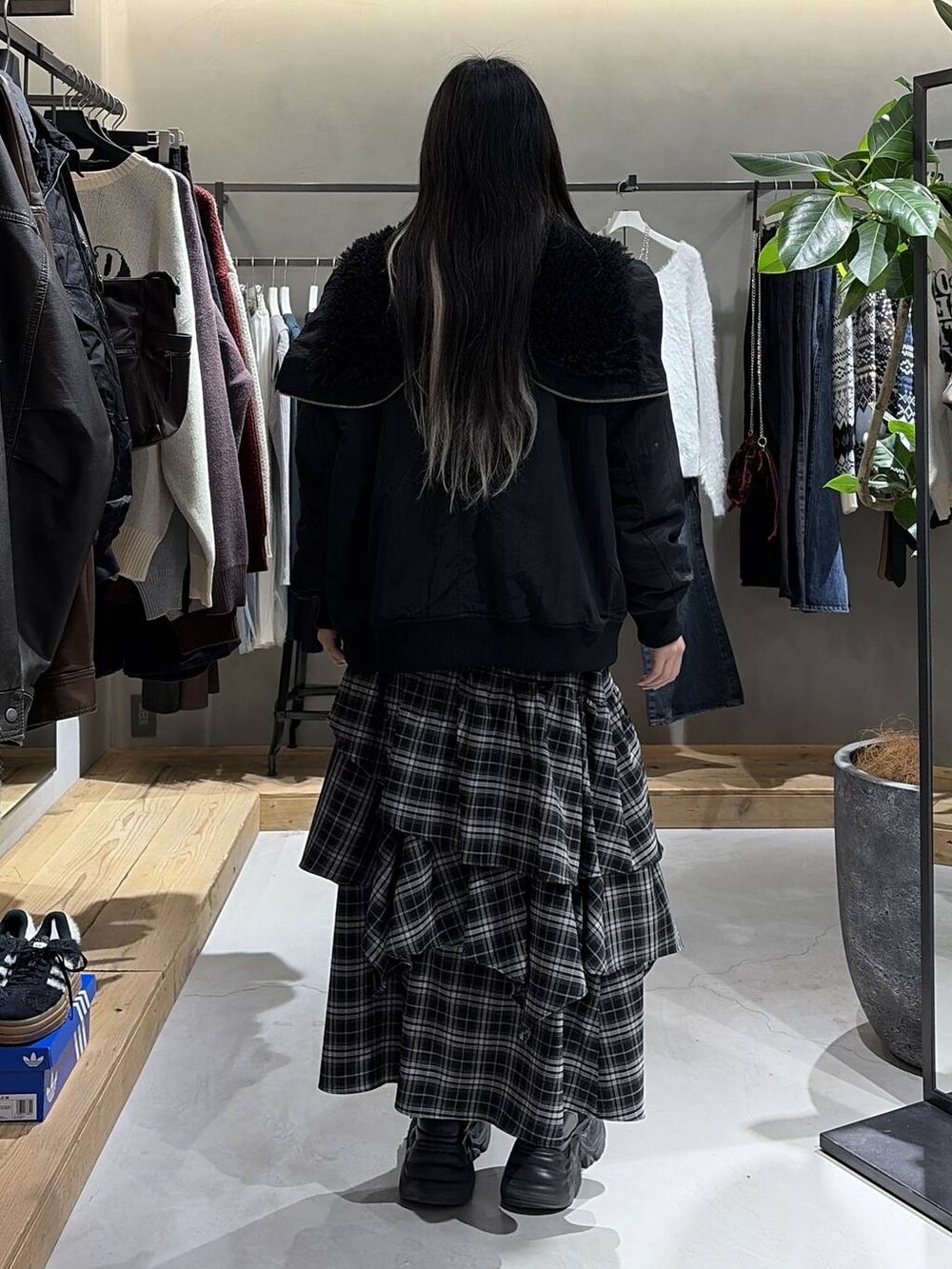 ブラック系のブーツ、ブラック系のブルゾン、ベージュ系のスウェットを着用したレディースの冬コーディネートの3枚目の写真