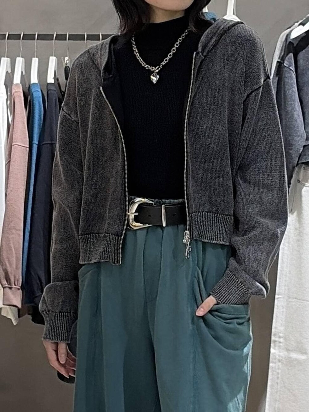 ブラック系のブーツ、ブラック系のニット/セーター、グレー系のパーカーを着用したレディースの冬コーディネートの4枚目の写真