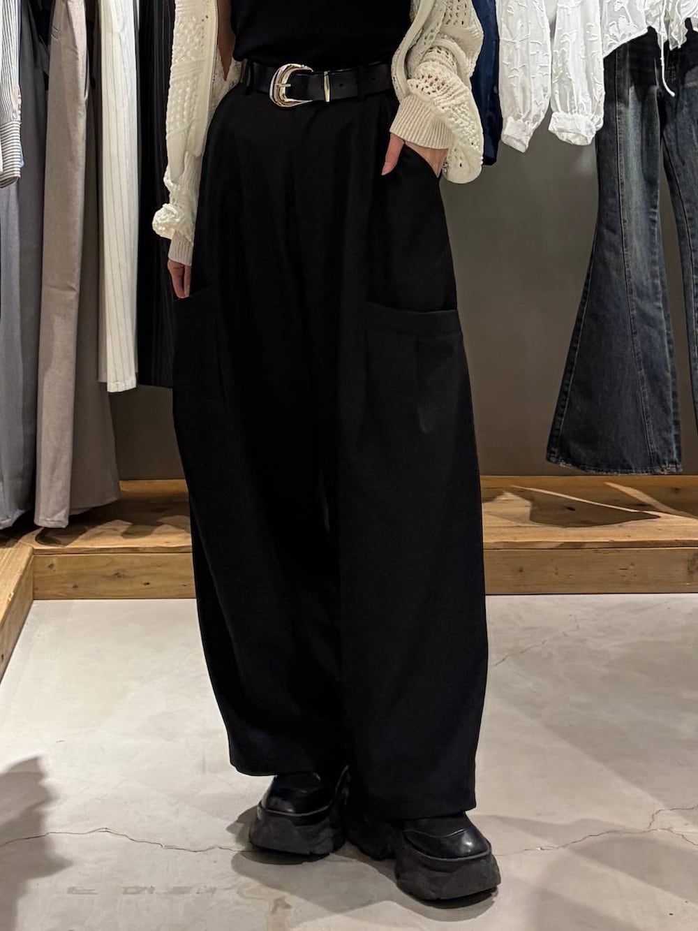 ブラック系のブーツ、ホワイト系のパーカー、ブラック系のその他パンツを着用したレディースの春コーディネートの5枚目の写真