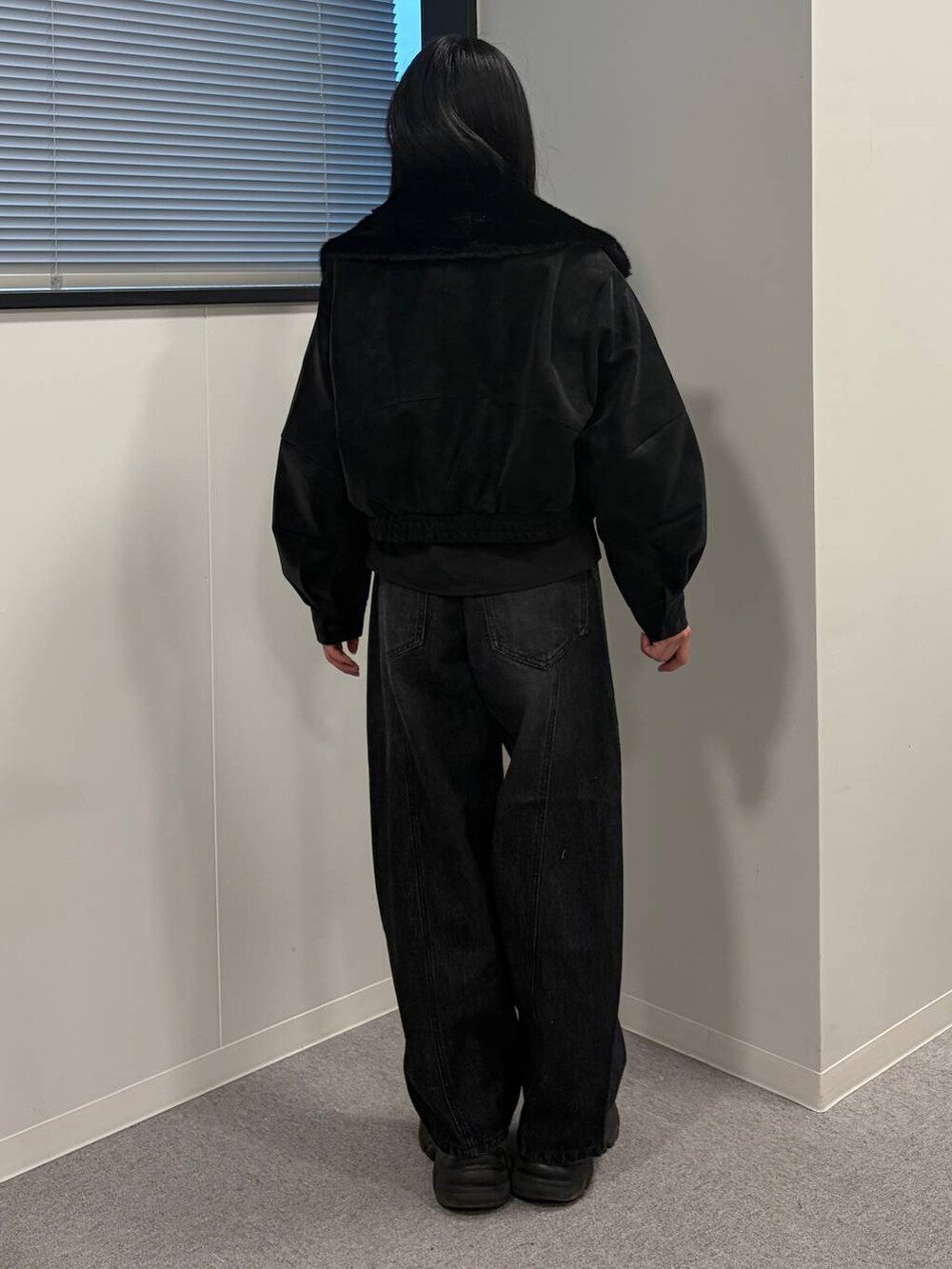 ブラック系のデニムパンツ、ブラック系のブルゾン、ブラック系のシャツ/ブラウスを着用したレディースの秋コーディネートの3枚目の写真
