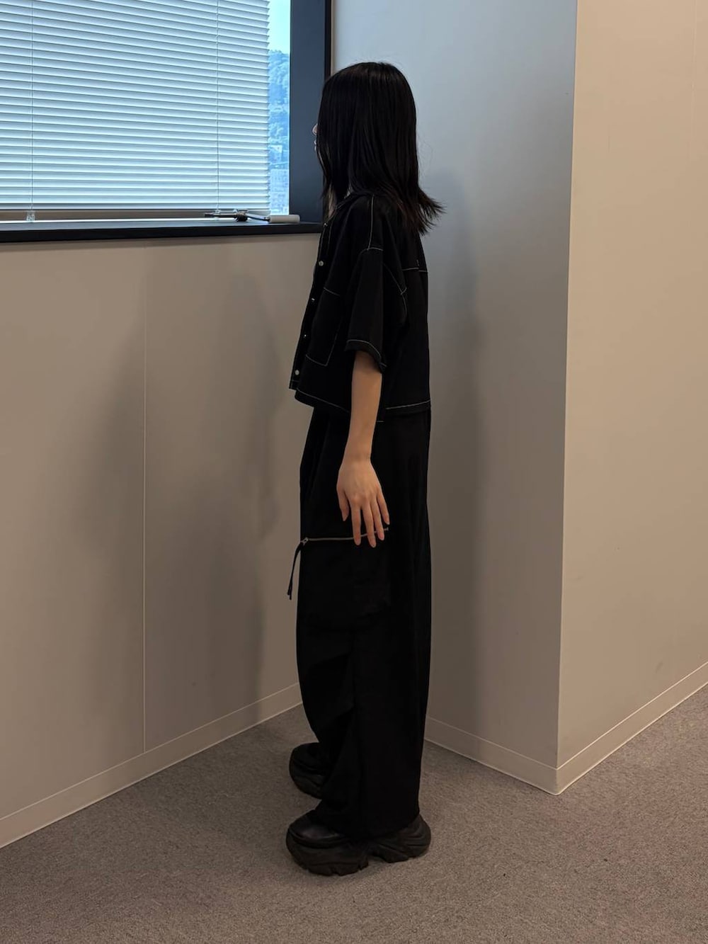 ブラック系のカーゴパンツ、ブラック系のシャツ/ブラウス、グレー系のタンクトップを着用したレディースの夏コーディネートの2枚目の写真