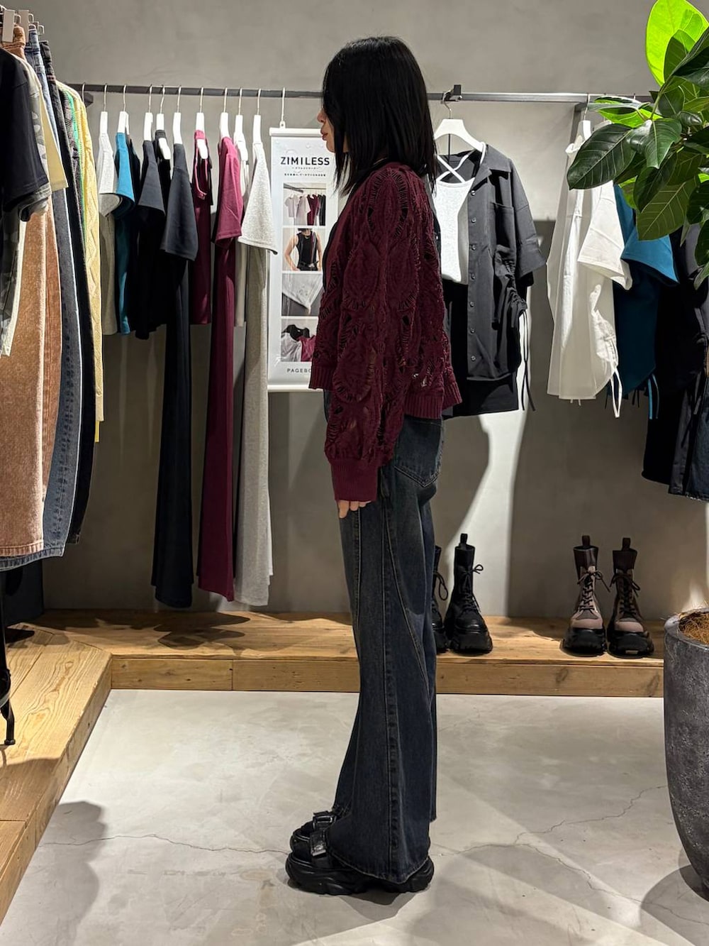 パープル系のカーディガン/ボレロ、ブルー系のデニムパンツ、ブラック系のTシャツ/カットソーを着用したレディースの春コーディネートの2枚目の写真