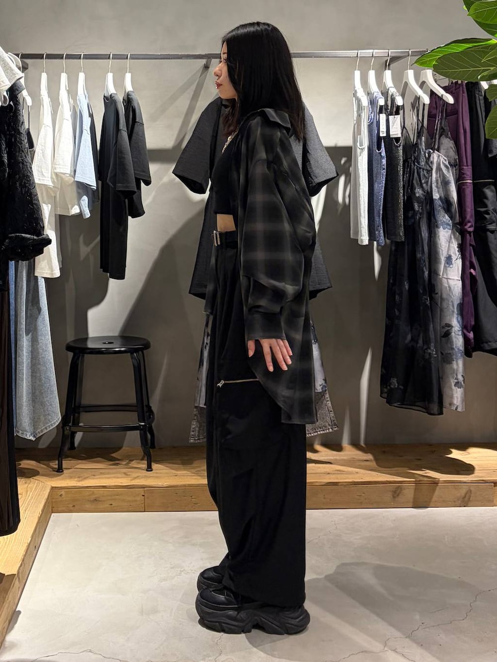 ブラック系のカーゴパンツ、ブラック系のシャツ/ブラウス、ブラック系のスニーカーを着用したレディースの夏コーディネートの2枚目の写真