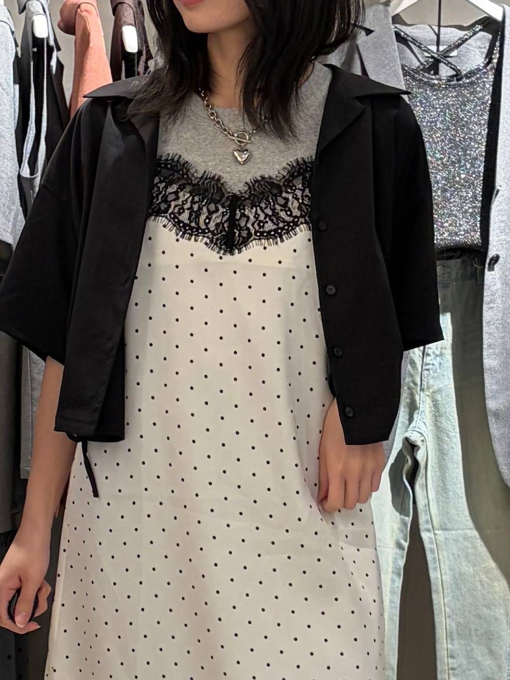 ホワイト系のチュニック、ブラック系のデニムパンツ、グレー系のTシャツ/カットソーを着用したレディースの夏コーディネートの4枚目の写真