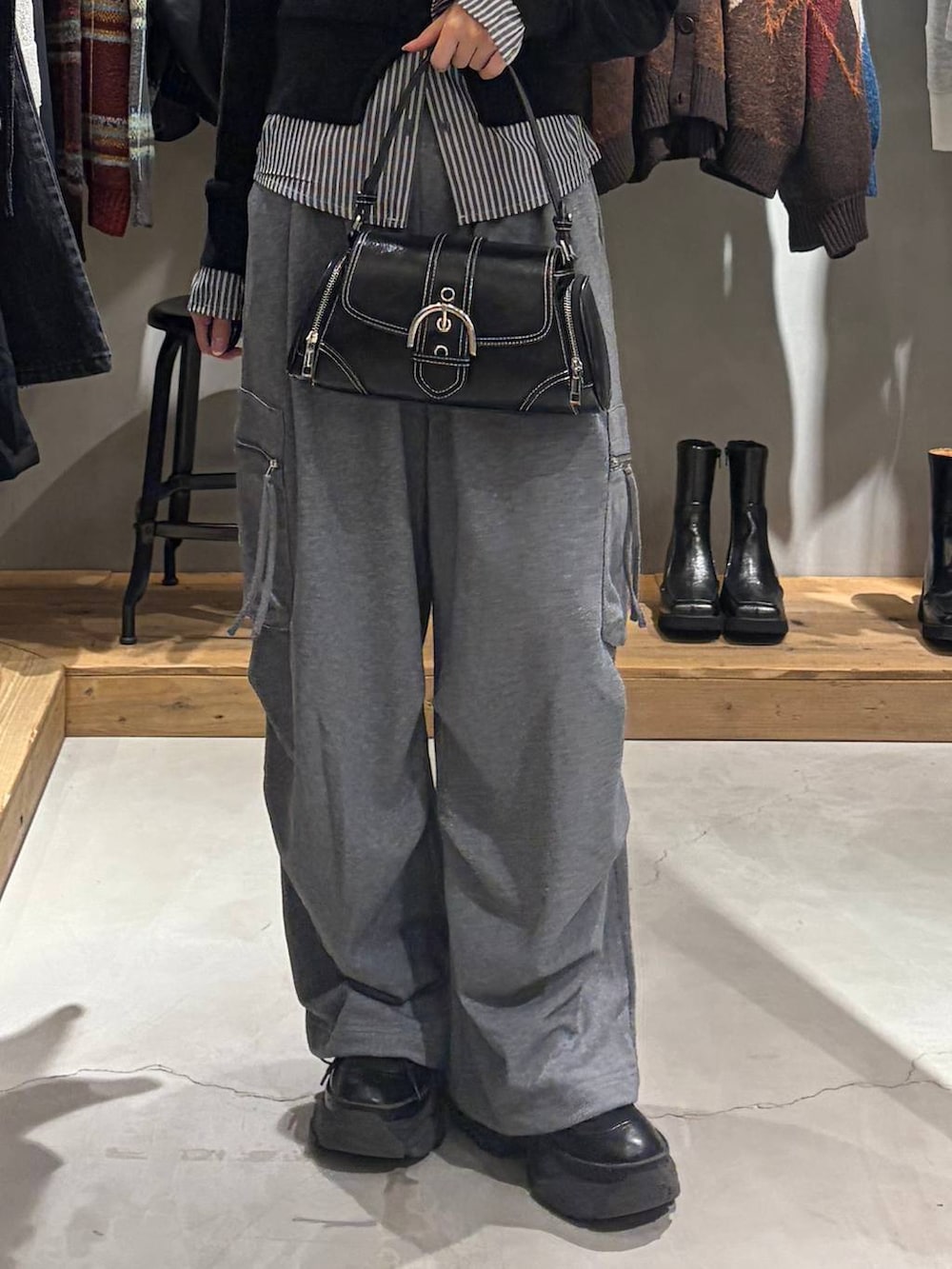 ブラック系のショルダーバッグ、ブラック系のカーディガン/ボレロ、グレー系のスウェットパンツを着用したレディースの秋コーディネートの5枚目の写真