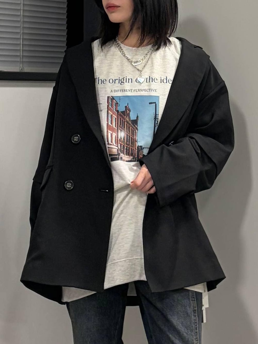 ブラック系のブーツ、ブルー系のデニムパンツ、ベージュ系のTシャツ/カットソーを着用したレディースの春コーディネートの4枚目の写真