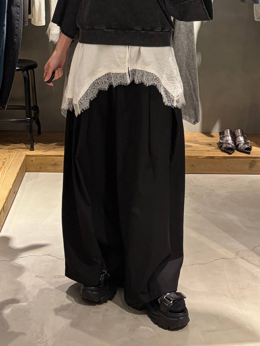 ブラック系のTシャツ/カットソー、ブラック系のスラックス、ブラック系のサンダルを着用したレディースの夏コーディネートの5枚目の写真