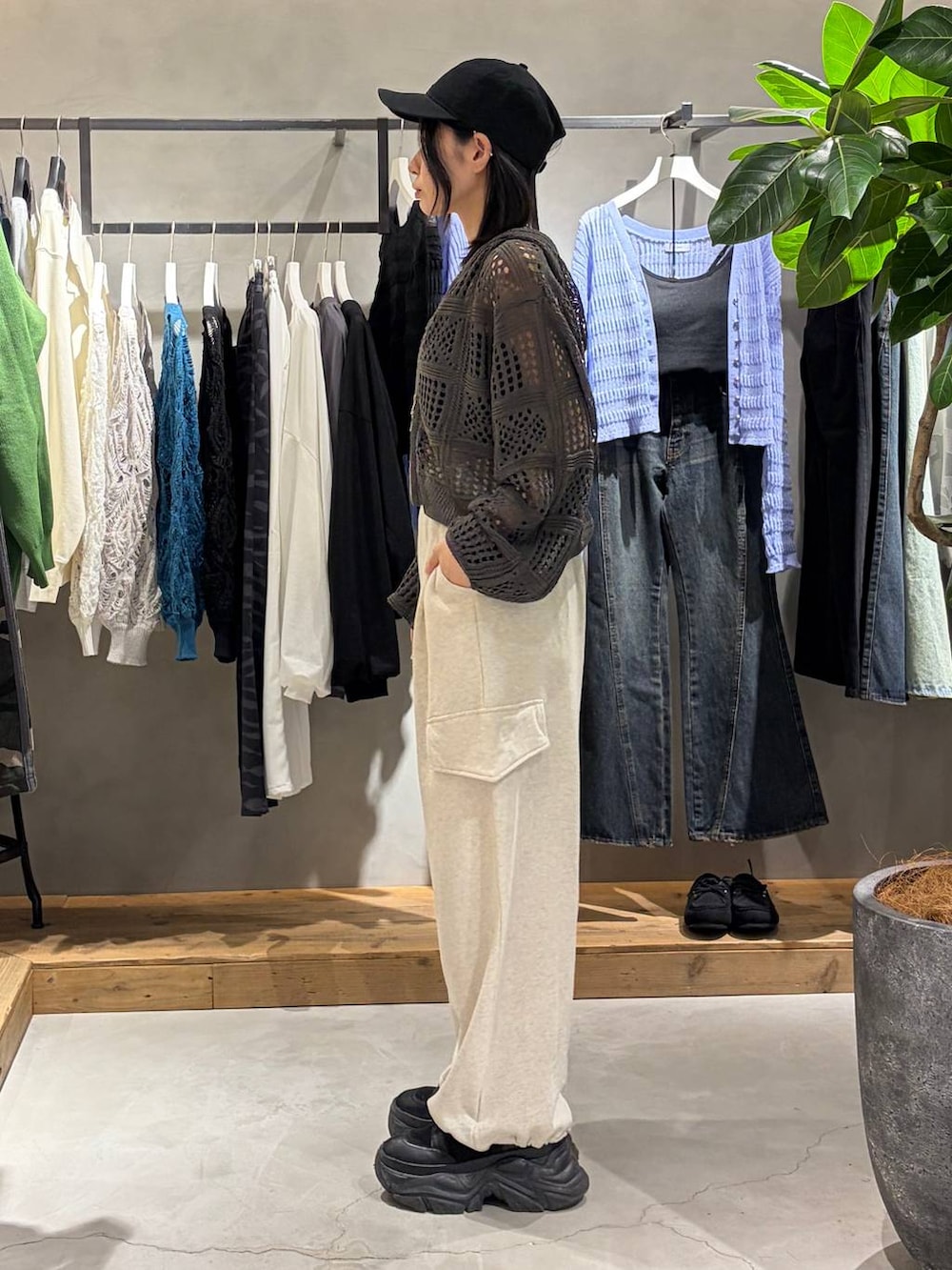 ブラック系のキャミソール、グレー系のパーカー、ベージュ系のその他パンツを着用したレディースの春コーディネートの2枚目の写真