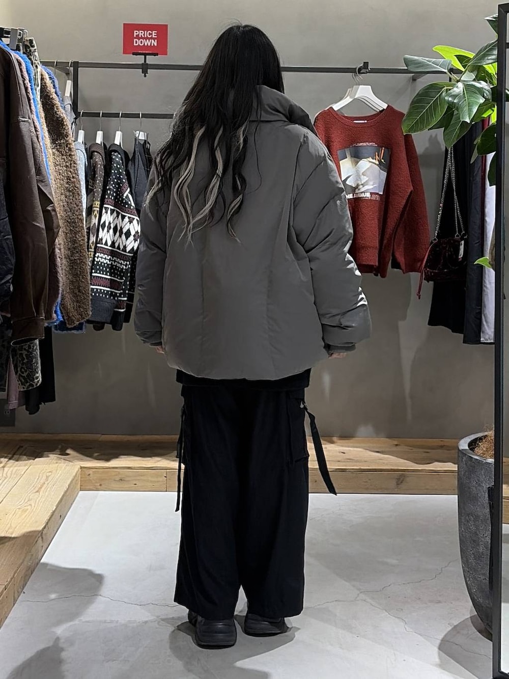 ブラック系のブーツ、グレー系のブルゾン、ブラック系のスラックスを着用したレディースの冬コーディネートの3枚目の写真