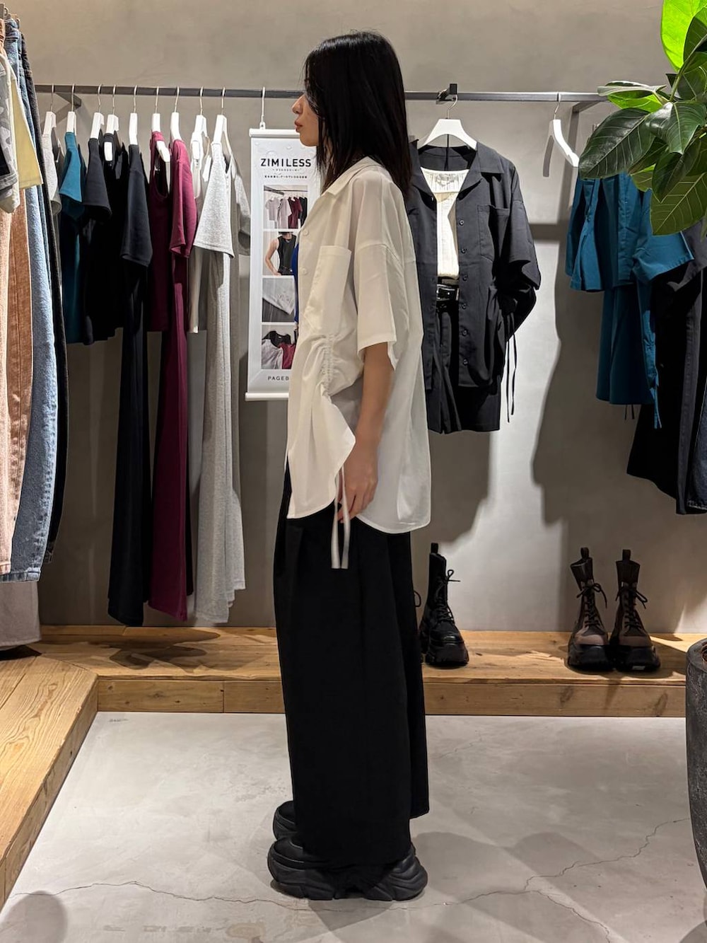 ブラック系のその他パンツ、ホワイト系のシャツ/ブラウス、ブラック系のベルトを着用したレディースの春コーディネートの2枚目の写真