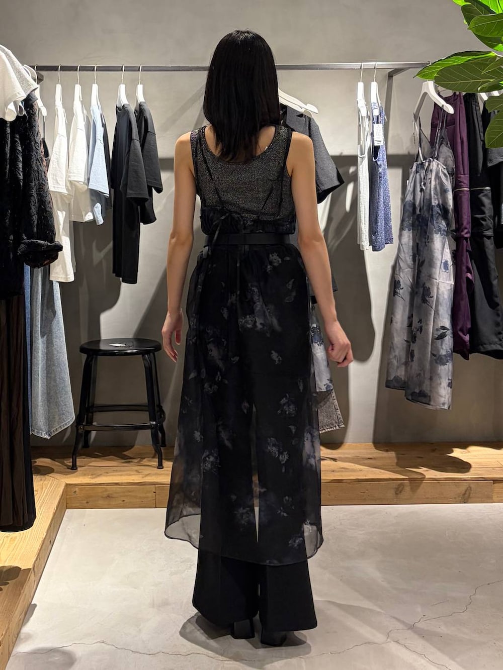 ブラック系のワンピース、ブラック系のスラックス、グレー系のタンクトップを着用したレディースの夏コーディネートの3枚目の写真