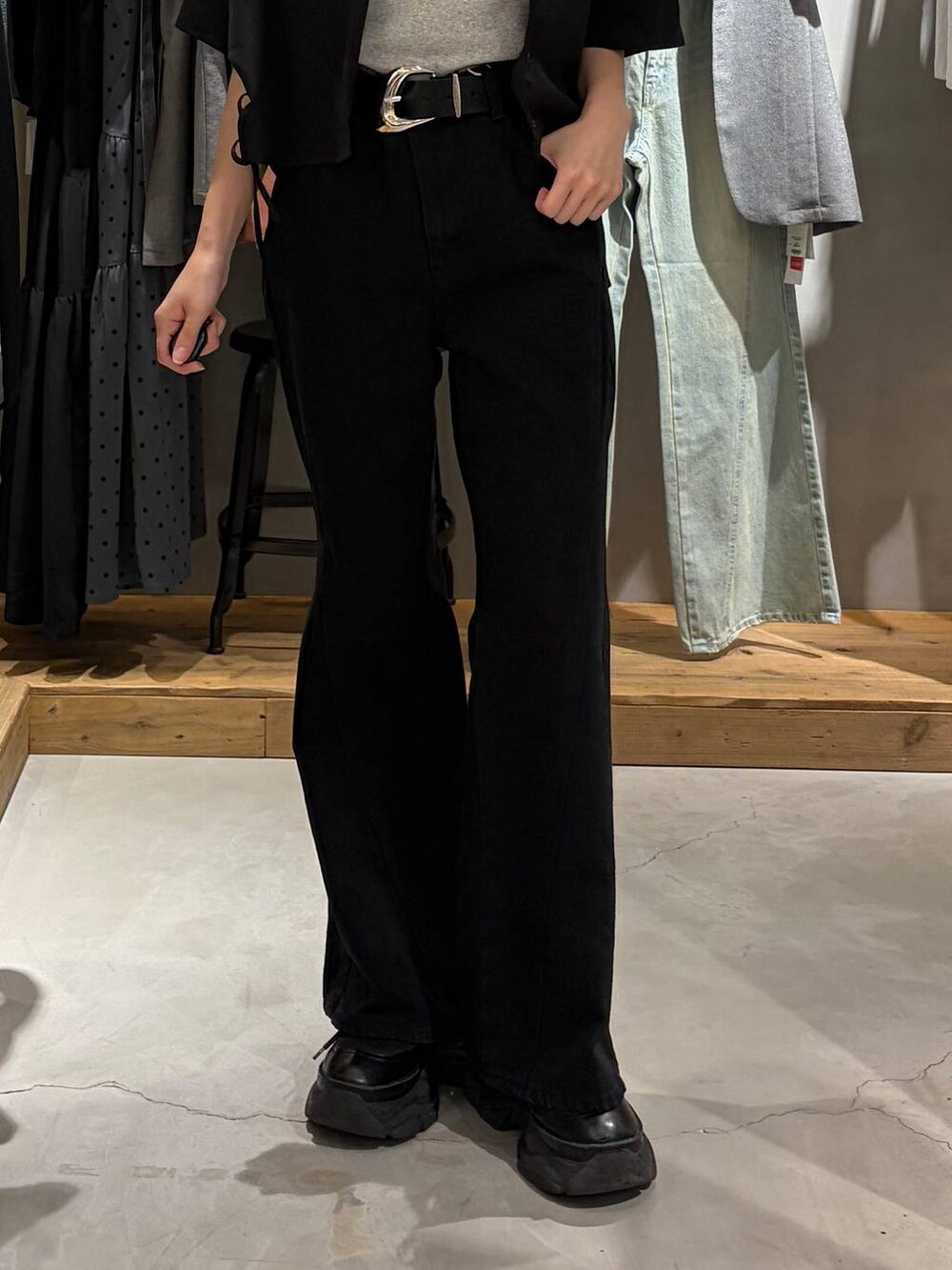 ブラック系のデニムパンツ、グレー系のTシャツ/カットソー、ブラック系のシャツ/ブラウスを着用したレディースの夏コーディネートの5枚目の写真