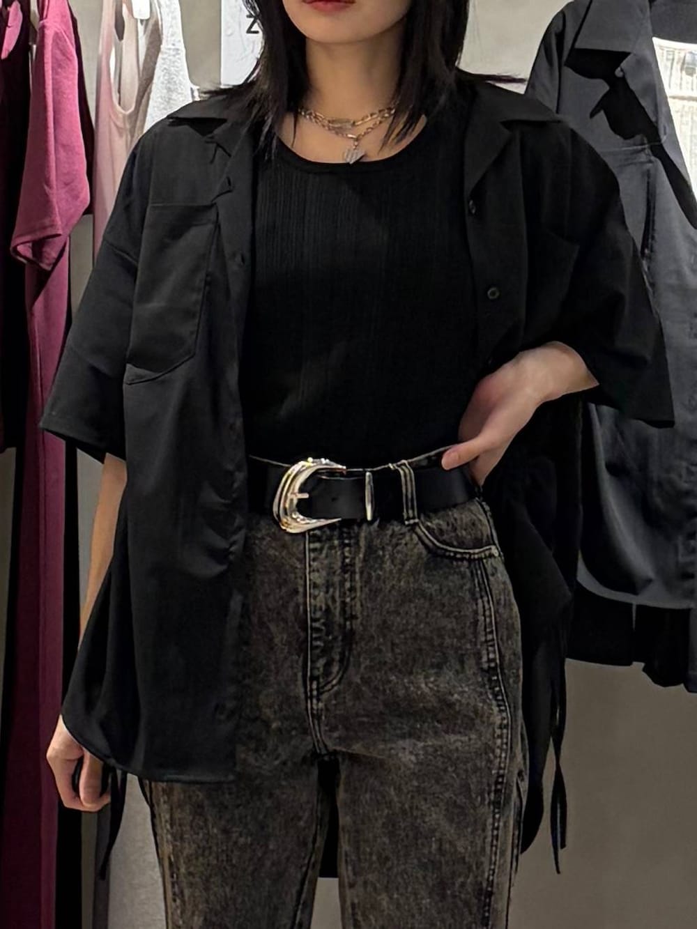 ブラック系のデニムパンツ、ブラック系のサンダル、ブラック系のシャツ/ブラウスを着用したレディースの春コーディネートの4枚目の写真