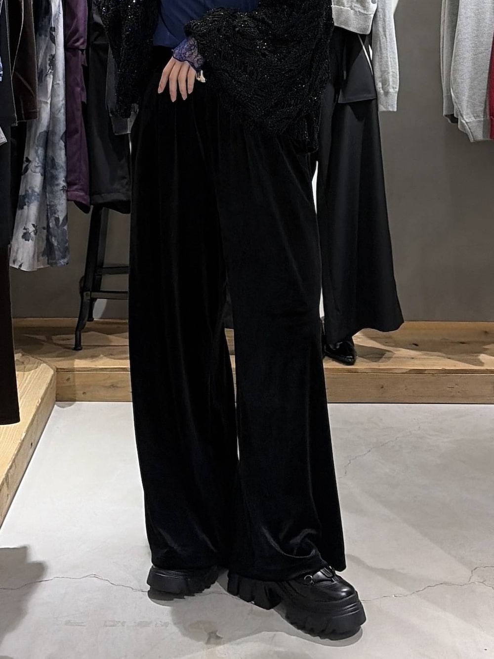 ブラック系のブーツ、ブルー系のその他トップス、ブラック系のその他パンツを着用したレディースの夏コーディネートの5枚目の写真