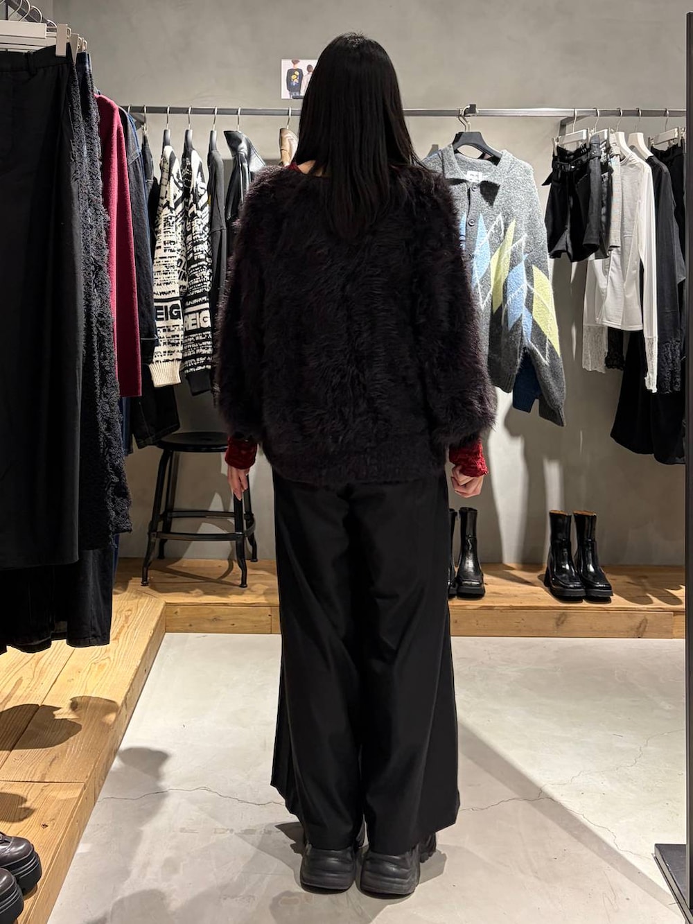 ブラック系のカーディガン/ボレロ、ブラック系のその他パンツ、レッド系のTシャツ/カットソーを着用したレディースの秋コーディネートの3枚目の写真