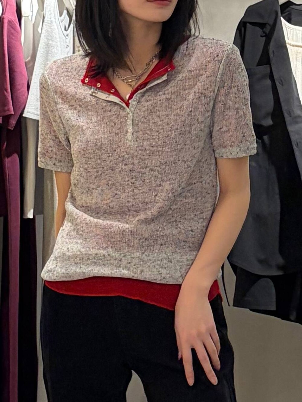ブラック系のスニーカー、ブラック系のデニムパンツ、グレー系のTシャツ/カットソーを着用したレディースの春コーディネートの4枚目の写真