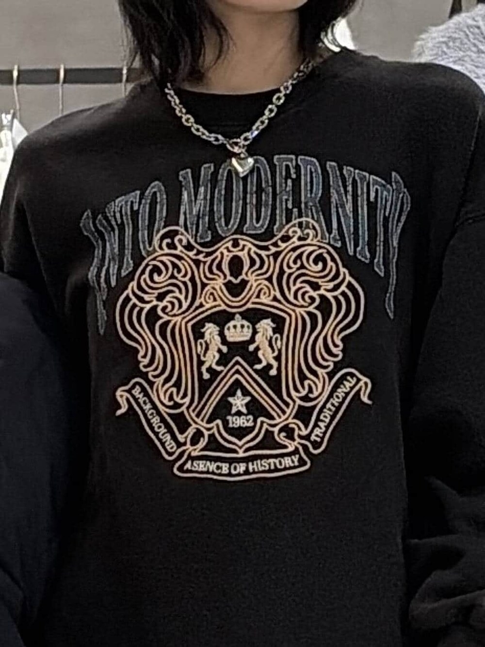 ブラック系のブーツ、ブラック系のブルゾン、ホワイト系のスラックスを着用したレディースの冬コーディネートの7枚目の写真